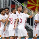 Los jugadores españoles celebran el gol de la selección.