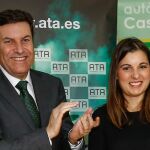 El consejero de Empleo, Carlos Fernández Carriedo, conversa con la presidenta de ATA, Soraya Mayo