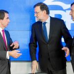 Los ex presidentes del Gobierno Mariano Rajoy y José María Aznar, en una imagen de archivo durante un acto de partido. A su lado, Rafael Hernando