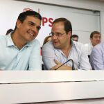 El secretario general del PSOE, Pedro Sánchez (i), junto al secretario de Organización y Acción electoral, César Luena (c), y el secretario de Acción Política y Ciudadana, Patxi López (d), durante la reunión hoy del Comité Federal del PSOE