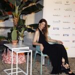 María Acedo, Directora de Eventos y Patrocinios, con estilismo de Elena Hernandez Comunicación, posando en el photocall principal decorado por el Corte Inglés.