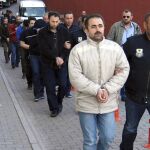 Miembros de la policía turca escoltan a sospechosos del movimiento Gulen