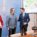 Antidio Fagúndez conversa con el alcalde de Zamora, Francisco Guarido, en presencia del concejal Romualdo Fernández