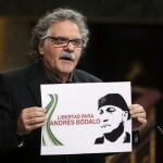 El portavoz de ERC, Joan Tardá, muestra un cartel en el que pide la libertad para el dirigente del Sindicato Andaluz de Trabajadores (SAT) Andrés Bódalo, aprovechando el debate en el pleno del Congreso de una reforma de la ley del indulto para prohibir esta gracia a los condenados por corrupción y violencia machista.