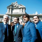 El presidente del PP, Pablo Casado, presentó ayer la lista con la que se presenta al Congreso. En la imagen, con Suárez Illana y el torero Abellán