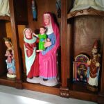 Las tres tallas de madera, anteriormente de lo más sobrias, se encuentran ahora pintadas con vivos colores, desde el "verde lechuga"al fucsia o el azul añil / Efe