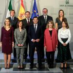 El presidente de la Junta junto a los ocho delegados provinciales / Foto: Manuel Olmedo