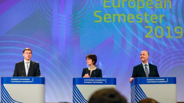 El vicepresidente de la Comisión Europea, Valdis Dombrovskis (i), la comisaria Marianne Thyssen (c) y el comisario europeo de Asuntos Económicos, Pierre Moscovici (d).