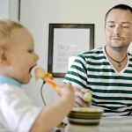 Imagen de archivo un padre sueco alimentando a su hijo en Estocolmo