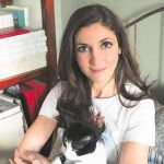 La escritora posa con Lady Macbeth, una de sus tres gatas