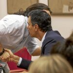 Pedro Sánchez y Pablo Iglesias se saludan durante la constitución de la Diputación Permanente en el Congreso en agosto de 2016
