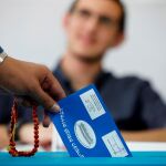Un hombre vota en la ciudad beduina de Rahat, al sur de Israel /Reuters