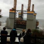 Una plataforma a la deriva encalla en una playa de Benalmádena
