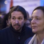 El líder de Podemos, Pablo Iglesias, junto a la diputada del partido Carolina Bescansa