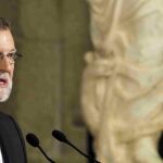 Mariano Rajoy durante la ceremonia de imposición de las condecoraciones de la Orden Civil de Alfonso X El Sabio, hoy en el Museo del Prado en Madrid.