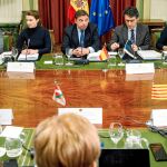 El ministro de Agricultura, Luis Planas (centro), en la reunión con las autonomías