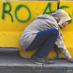 Un manifestante se pone a cubierto de las Fuerzas de Seguridad en Caracas