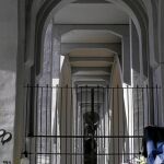 Cinco subsaharianos empleados como «gorrillas» residen desde hace semanas en las bases del viaducto de la calle Bailén
