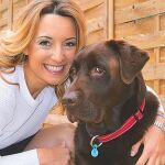 La actriz consigue posar con sus tres perros: Cora, Kamila y Pungsley