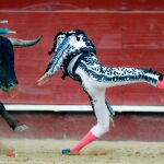 El diestro Enrique Ponce suf´rió una cogida durante la faena de muleta al quinto toro
