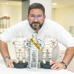 El chef, recién llegado al restaurante de Marbella, con tres Bibendum, la mascota de Michelin. Foto: Manuel Martos