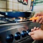 Imagen de un hombre encendiendo una cocina de gas