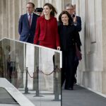 Doña Letizia con Soraya Sáenz de Santamaría durante su visita al Palacio Real