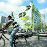 La superisla de Poblenou encuadra nueve manzanas del barrio, limita el paso de vehículos y pretende fomentar la participación vecinal en la calle.