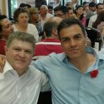 El alcalde de Calasparra, José Vélez, junto a Pedro Sánchez en otra de las visitas que hizo a la ciudad