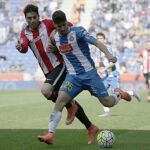 El jugador del Espanyol Marcos Asencio,d., y Eneko Bóveda,iz., del Athletic de Bilbao, durante el partido de la trigésima jornada de la Liga BBVA.