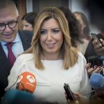 La presidenta andaluza, Susana Díaz, atiende a los medios hoy en Sevilla