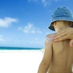 ¿Cómo debemos proteger a los niños del sol?