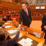 El presidente de las Cortes de Castilla y León, Ángel Ibáñez, saluda a uno de los jóvenes procuradores, en presencia de Pedro Puig Pérez