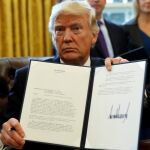 Donald Trump muestra la firma de la orden de los proyectos