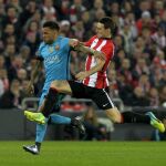 Aritz Aduriz y Dani Alves pugnan por un balón