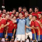 El portero y capitán de la selección española de fútbol Iker Casillas se hace un selfi con sus compañeros durante la presentación de la nueva equipación que utilizarán en la Eurocopa 2016