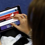 Una mujer navegando por su tablet