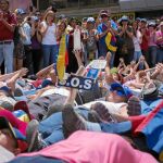 Opositores venezolanos participan en una protesta en Caracas por las víctimas de dos meses de manifestaciones