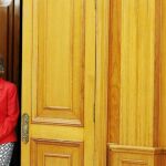 Pedro Sánchez asistió ayer a la toma de posesión de la nueva ministra de Sanidad, María Luisa Carcedo, sustituta de la dimitida Carmen Montón, en una jornada en la que el jefe del Ejecutivo era señalado por su tesis