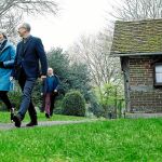 Theresa May y su marido, Philip, no faltaron ayer a la ceremonia religiosa en High Wycombe / Reuters