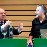 El presidente de Castilla y León, Juan Vicente Herrera, conversa animadamente con Carlos Alsina, durante su programa «Más de uno» de Onda Cero, celebrado en Valladolid