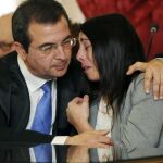 La policía local Raquel Gago, en una imagen del juicio es consolada por su abogado