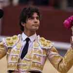 Juan del Álamo pasea un trofeo en la feria de San Isidro 2014, en Las Ventas