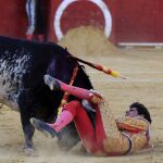 Víctor Barrio en el momento de sufrir una grave cogida en el tercer toro de la tarde.