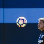 El técnico del Málaga durante el entrenamiento de esta mañana