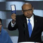 Khizr Khan con la Constitución de EE UU en la mano