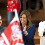 La candidata a la secretaría general del PSOE, Susana Díaz (c), durante su intervención en el acto que, bajo el lema «Vigo con Susana», se ha celebrado en el Palacio de Congresos de la ciudad gallega.