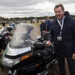 El alcalde de Valladolid, Óscar Puente, durante su visita a las instalaciones de la Antigua Hípica Militar, donde se celebra la Fiesta de la Moto, que arranca en Valladolid con unos 2.500 inscritos y como alternativa a la concentración de Pingüinos que cada enero reunía a miles de amantes de la moto a pesar del habitual frío y que dejó de celebrarse el pasado año.