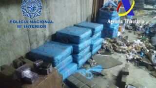 Imagen de los fardos de droga incautados