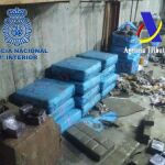 Imagen de los fardos de droga incautados